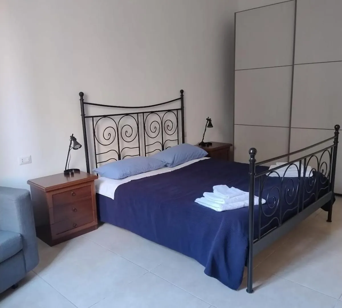 Renovated Apartment Near Metro And Station - Bnb Laurana Milánó 0*,  Olaszország